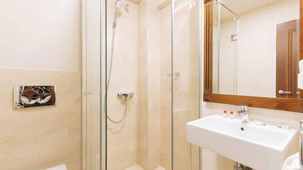 Hotel Alpin Rarau Campulung Moldovenesc Bagian luar foto